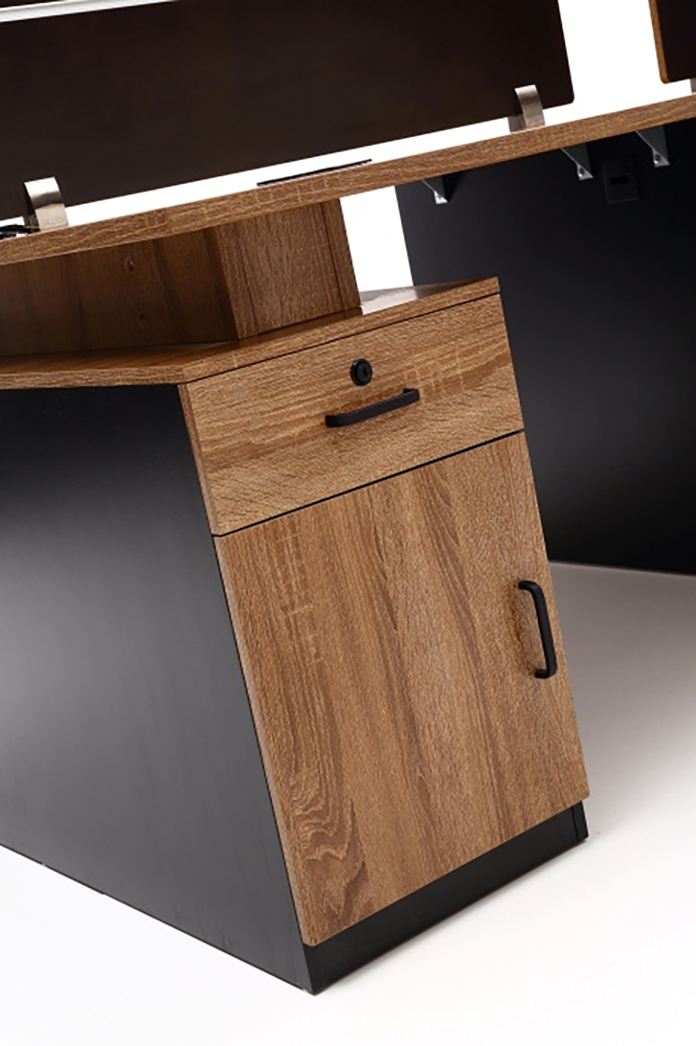 desk with wide drawers 带宽抽屉的书桌