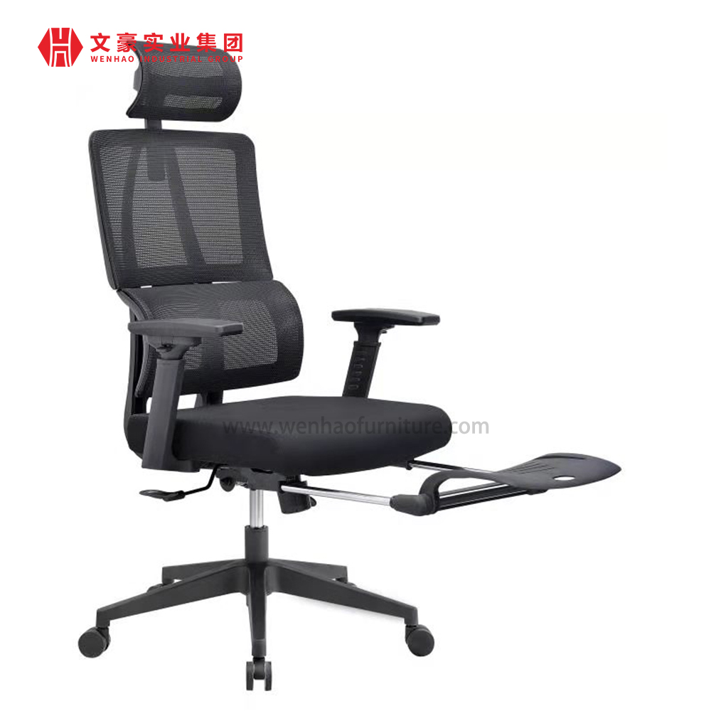 符合人体工程学设计的行政办公电脑椅，带可调节扶手