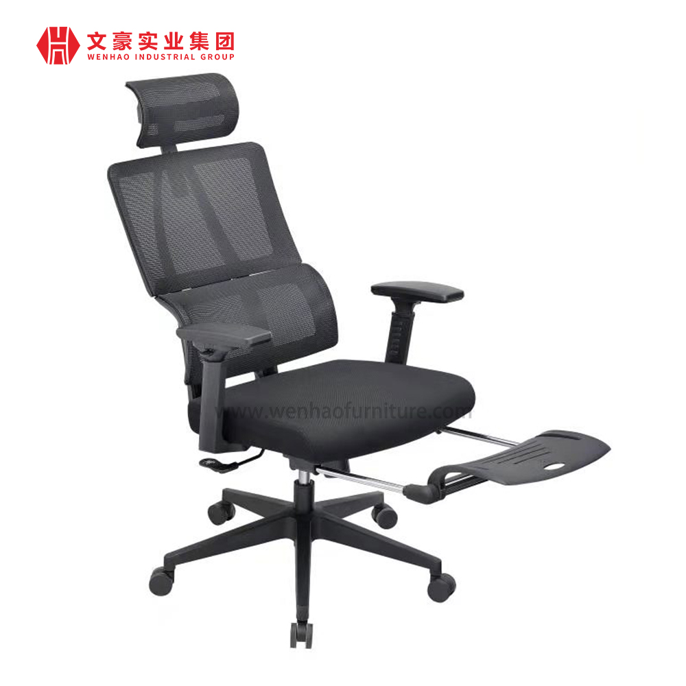 符合人体工程学设计的行政办公电脑椅，带可调节扶手