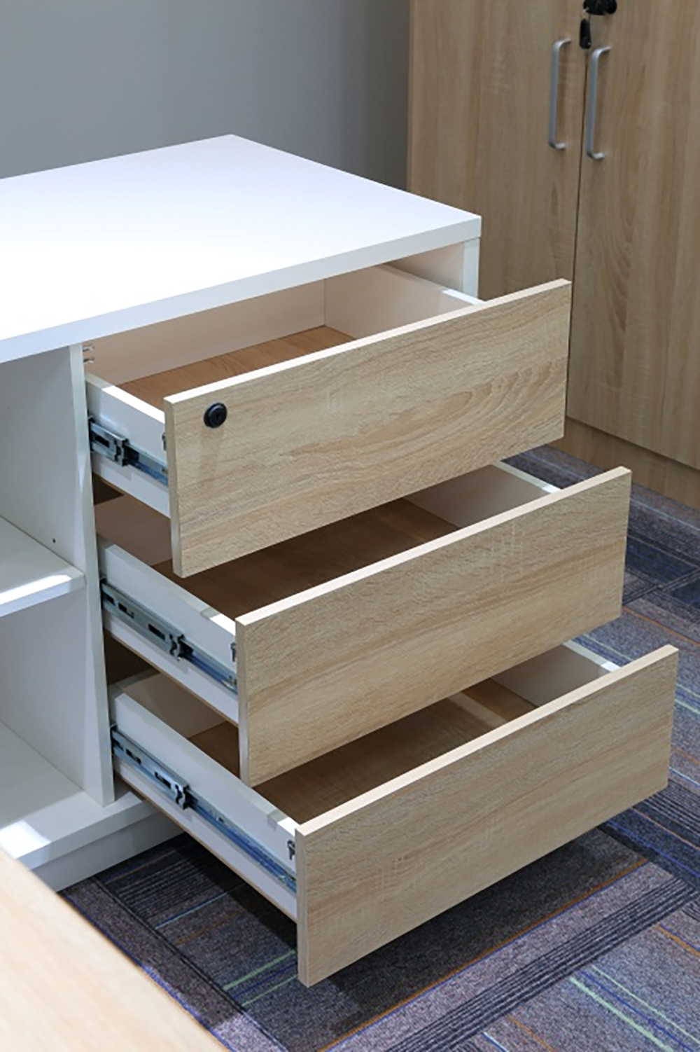 带侧抽屉的办公桌