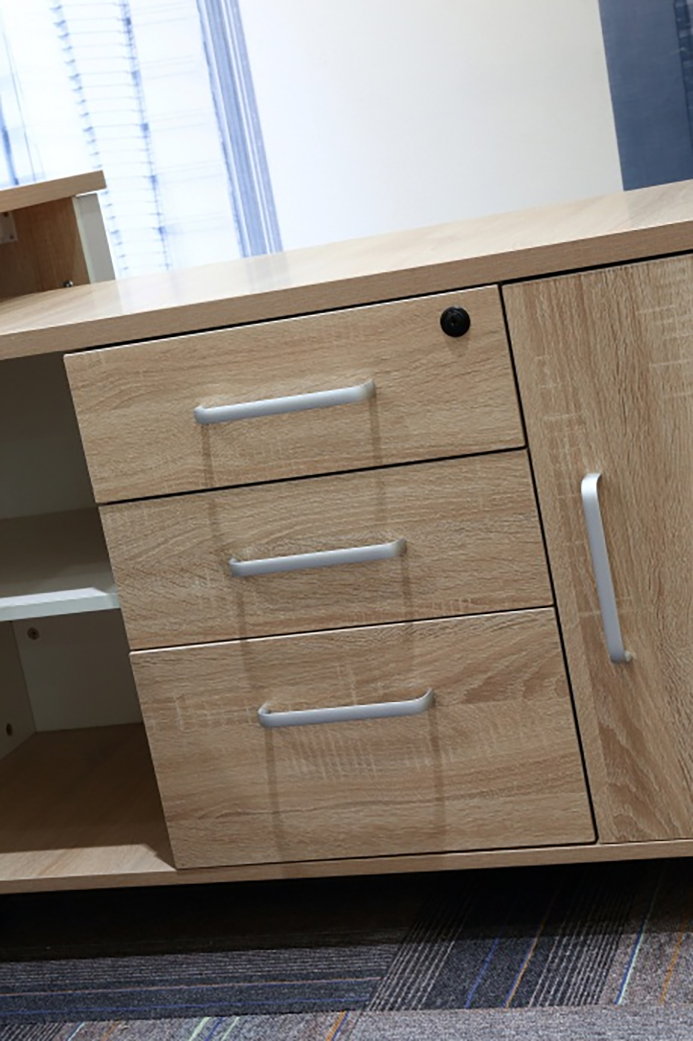 带储物空间的大办公桌