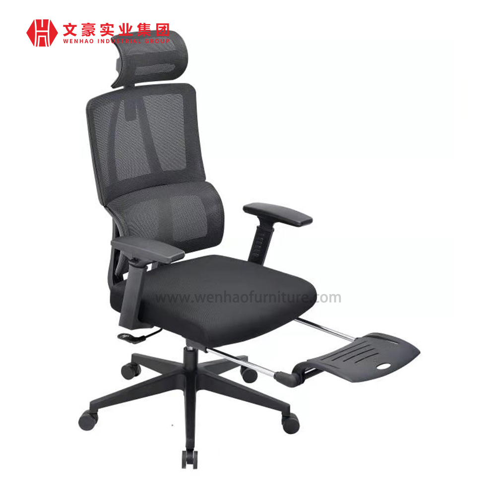 符合人体工程学设计的行政办公电脑椅，带可调节扶手